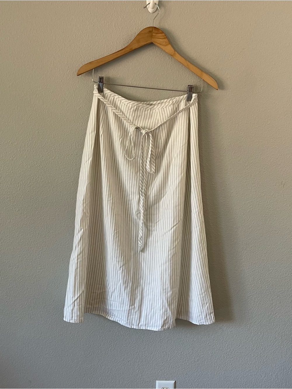 Charlie Holiday Striped Linen Blend Midi Wrap Skirt Size 6 White/Gray - Picture 5 of 11